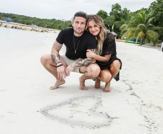 country zene ifjú házasai, Michael Ray és Carly Pearce nászútra a látványos víz feletti bungalókban a sandals déli partján Jamaicában