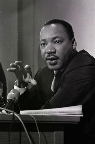 Dr. Martin Luther King, jr egy sajtótájékoztatón kijelenti, hogy 1966. január 14-én polgárjogi felvonulást fog vezetni Georgia állam fővárosába, hogy támogassa az afro-amerikai állam képviselőjét. Elect Julian bonds a házkötvényben elfoglalt helyének visszaszerzésére irányuló erőfeszítéseit 1966. január 10-én elutasították háztagként, amiatt, hogy jóváhagyta azt a nyilatkozatot, amely elítélte az intézkedéseinket Vietnam
