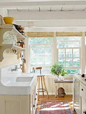 fehér parasztház mosogató a konyhában