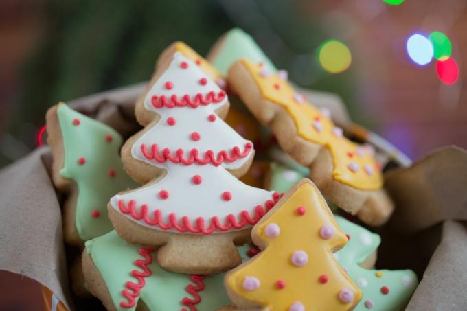 doboz jeges cukor karácsonyfa cookie-kat, zöld fehér és arany