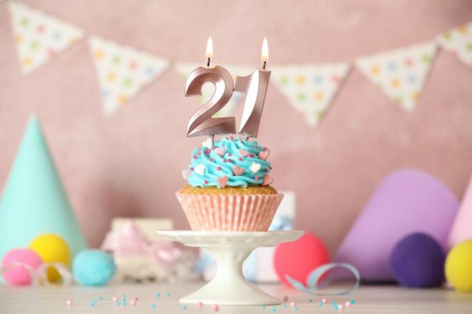 21. születésnapi cupcake szám gyertyákkal fehér asztalon