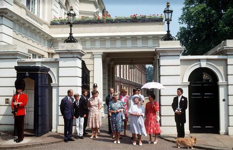 a királyi család a Clarence ház előtt az anyakirálynő 90. születésnapján