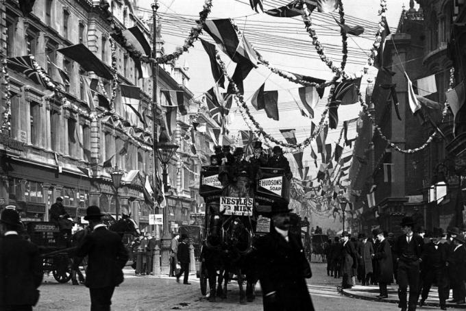 1902. júniusi díszek Edward VII koronázása alkalmából a londoni Victoria utcában