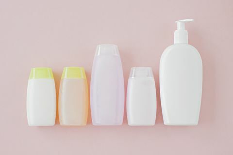 Címke nélküli üveg kozmetikumok rózsaszín háttérrel