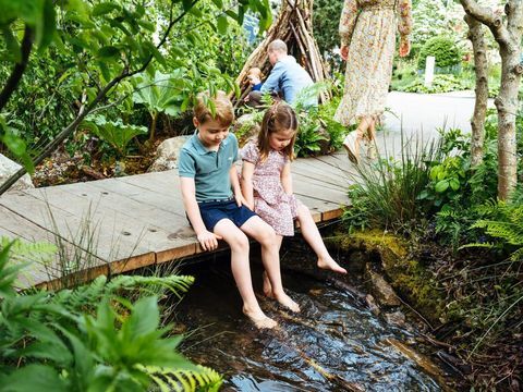 Kate Middleton George herceg, Charlotte hercegnő és Louise herceg privát turnéját végzi a Back to Nature kertbe