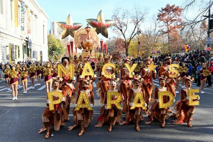 emberek ezrei vesznek részt a 95. macys hálaadás napi felvonuláson 2021. november 25-én New Yorkban, a parádé visszatért teljes méretben idén, miután 2020-ban a koronavírus-járvány miatt lecsökkentették és a nyilvánosság elől elzárták. Fotó: alexi rosenfeldgetty images