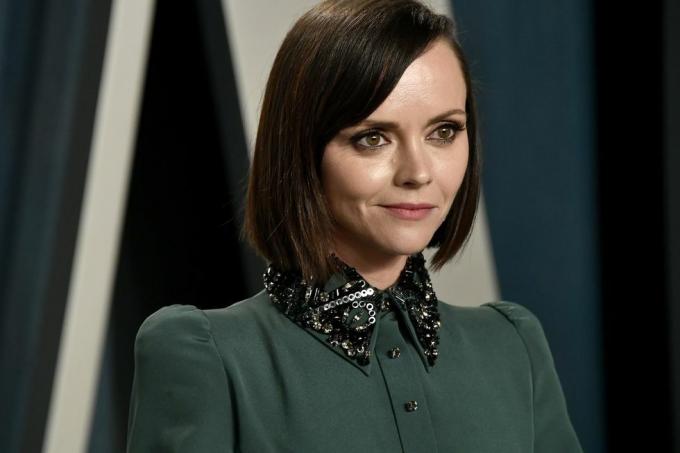 christina ricci zöld ruhában, elkápráztatott gallérral vesz részt a 2020-as hiúsági vásáron.