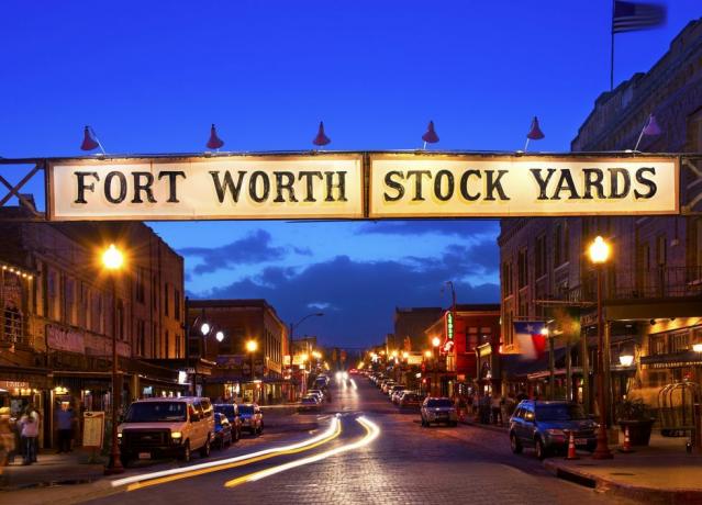 Fortworth Stock yards on Exchange Street egy történelmi negyed Fortworth-ben, texasban a kerület szerepel a történelmi helyek nemzeti nyilvántartásában, és egy korábbi májpiac volt