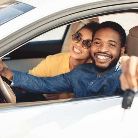 afro-amerikai házastársak találat új autó kulcsa ül az autó