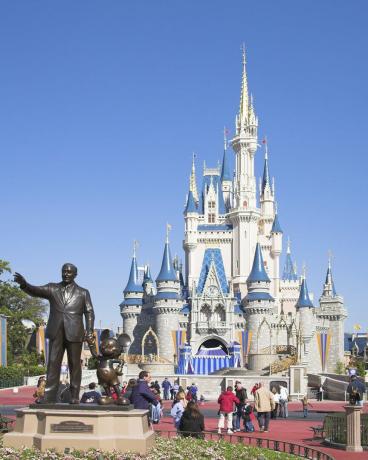 Walt Disney és Miki egér partnerek szobra és Hamupipőke kastély, Magic Kingdom, Orlando, Florida, USA