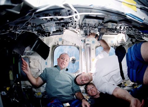 Az űrsikló-felfedezés hátsó fedélzetén lévő alacsony szögű kilátás három legénység tagját és a közeledő Nemzetközi Űrállomás (ISS) ablakot jeleníti meg. A képen Brian Duffy (balra) űrhajósok, parancsnok; Pamela Melroy, pilóta; és Peter J.K. (Jeff) Wisoff, missziós szakember.