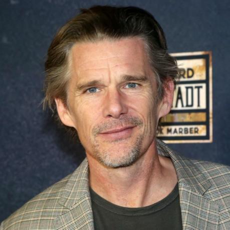 ethan hawke pózol az új tom stoppard játék, a leopoldstadt a Broadway-n nyitóestjén a longacre színházban 2022. október 2-án New York Cityben fotó: Bruce glikaswireimage