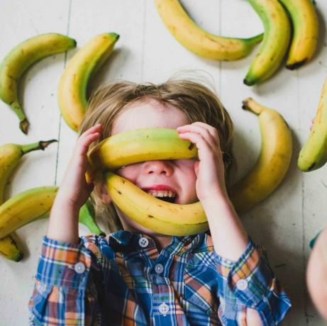 Gyermekek (2-3, 4-5) banánnal letakarva