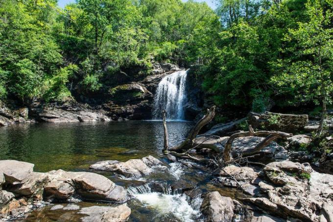 Falloch-vízesés, egy festői vízesés a Loch Lomond-ban és a Trossachs Nemzeti Parkban, Crainlarichtól 5 km-re délre az A82-en, Stirling régió, Skócia