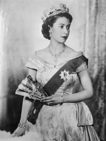 Eredeti felirat: II. Erzsébet angol királynő portréja, aki diadémot és a garder rendi szalagot visel