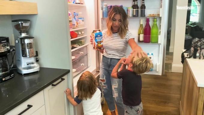 Jessie James Decker előzetese megosztja kötelező kávékrémjét a „Fridge Tours” legújabb epizódjában