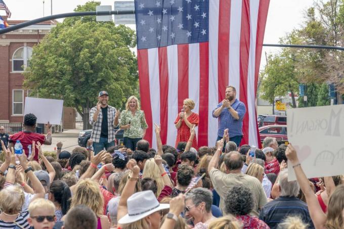 ahogy az otthoni városátvételkor látható, ben és erin napier pózol egy fotóhoz partnereivel, Dave-vel és Jenny mars-szal a coloradói Fort Morgan belvárosában