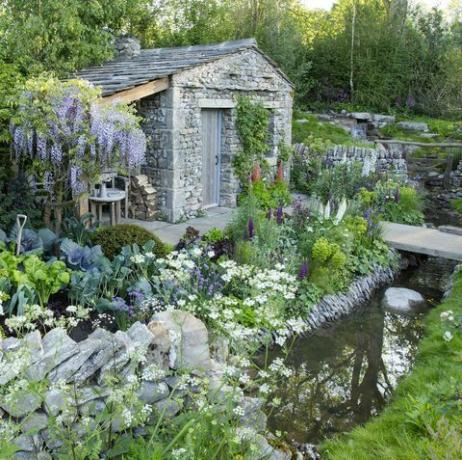 Üdvözöljük a mark gregory által tervezett yorkshire kertben, amelyet a landform tanácsadók építettek a chelsea virágbemutatón 2018