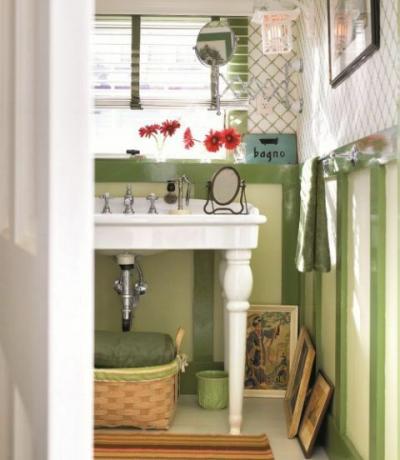 zöld fürdőszoba fehér mosogatóval