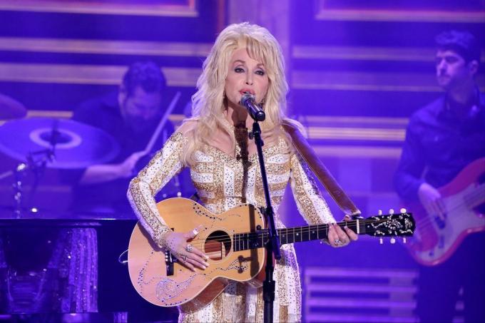 dolly parton énekel a színpadon