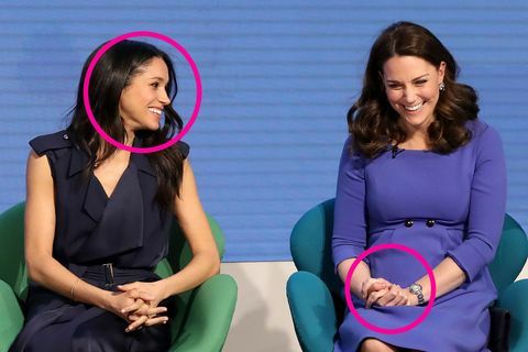 meghan markle és kate middleton nevetve