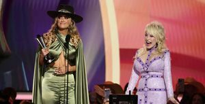 Lainey Wilson átveszi az év női előadója díjat dolly Partontól az 58. Academy of Country Music Awards színpadán