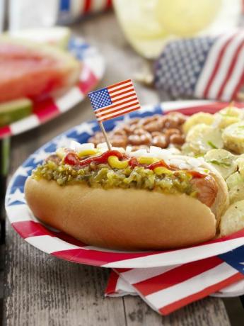 bbq hotdog mustárral, ketchuppal, élvezettel és hagymával, burgonyasalátával és sült babbal egy július 4-i pikniken, fényképezve a hasselblad h3d2 39 MB fényképezőgéppel