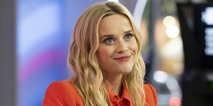 Reese Witherspoon a tévében ül