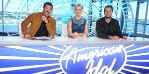 Lionel richie, Katy Perry és Luke Bryan egy íróasztalnál ülnek, az elején az amerikai idol logóval