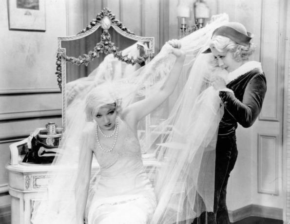 amerikai képregény színésznő, Joan Blondell 1909 1979 egy esküvői ruha nehézkes fátyolával küszködik egy ismeretlen filmfotó jelenetében, Hulton archivegetty images