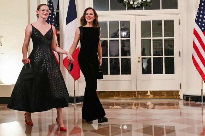 amerikai színésznő, Jennifer Garner és lánya, Viola Affleck megérkeznek a Fehér Házba, hogy részt vegyenek a francia tiszteletére rendezett állami vacsorán Emmanuel Macron elnök, Washington, DC, 2022. december 1-jén fénykép: roberto schmidt afp fénykép: roberto schmidtafp via Getty képeket