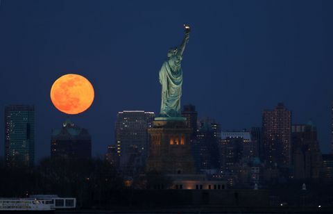 Szuper féreg hold emelkedik New Yorkban