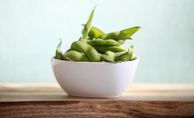 Edamame fehér edényben