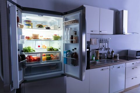 Nyitott hűtőszekrény a konyhában