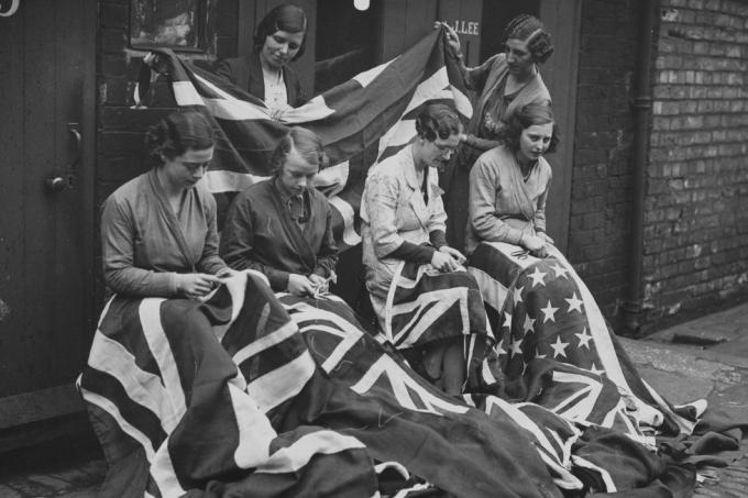 A nagy tevékenységről szóló eredeti feliratjelenetek leedsben és a hullban játszódnak, ahol a gyári lányok hatalmas mennyiségű szakszervezetet kötnek emelők, királyi szabványok, királyi zászlósok stb. Edward király közelgő megkoronázására készülve viii fotó jeleneteket mutat be a egy hajótest zászlókészítő munkái, ahol lázas tevékenység uralkodik Manchester 4536 ahs21 fotó: © hulton deutsch collectioncorbiscorbis via getty képeket