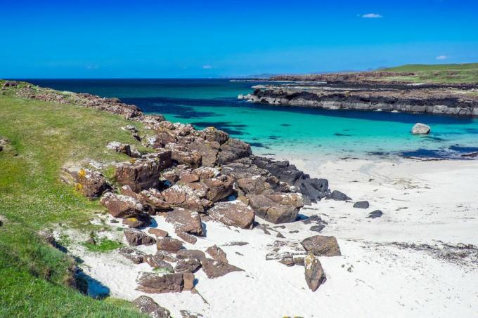 Kristálytiszta vizek és fehér homok a Langamull strandon, a Mull északi partján, a skót Hebridákban