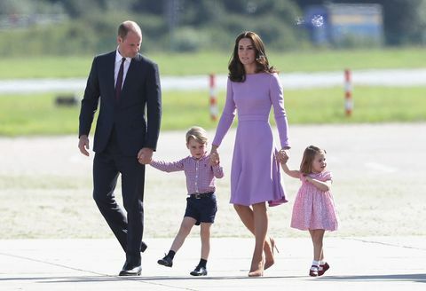 Cambridge hercege és hercegnője George herceggel és Charlotte hercegnővel