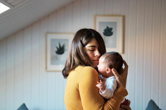 oldalnézetben újszülöttét vigasztaló anya sírás közben a baba hozzászokik a zajokhoz és a fényekhez élete első napjaiban az anyaméhen kívül