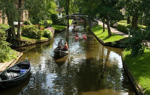 Van egy varázslatos kisváros Hollandiában, ahol az utcák vízből készülnek