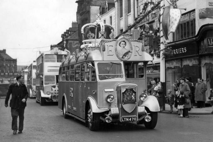 Erzsébet királynő ii. koronázási Newcastle városi tanácsa társaság egyszintes busza, amely a koronázási ünnepségek alatt lesz látható a hivatalos megnyitó díszített utcák Newcastle-ben a feldíszített buszok felvonulása a northumberland utcán haladva 1953. május 29. fotó: ncj kemsleyncj archivemirrorpix via Getty képeket