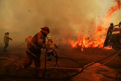 A Bush-tüzek tovább égnek az NSW-n, a katasztrofális tűzviszonyok enyhülésével