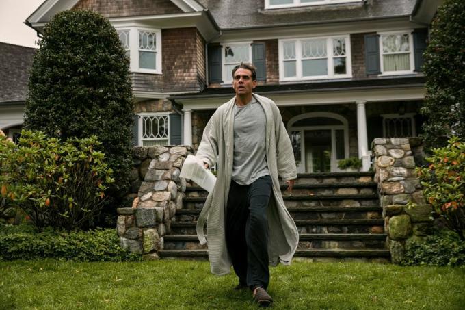 Bobby cannavale a figyelőben, aki pizsamában sétál a ház előtti gyepen