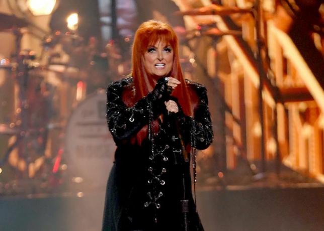 Nashville, Tennessee, 2023. szeptember 28. Népek választott ország díja a képen Wynonna judd fellép a színpadon a 2023-as népek idején Országos választott díjátadó a Grand Ole Opry House-ban 2023. szeptember 28-án Nashville-ben, Tennessee-ben, fotó: mickey bernalnbc, via Getty képeket