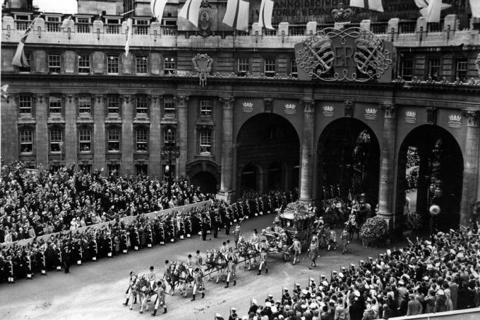 1953. június 2. II. Erzsébet királynő koronázási hintója és körmenete az Admiralitás ívén át a westminsteri apátságból a buckinghami palotába, fotó: hulton archivegetty images