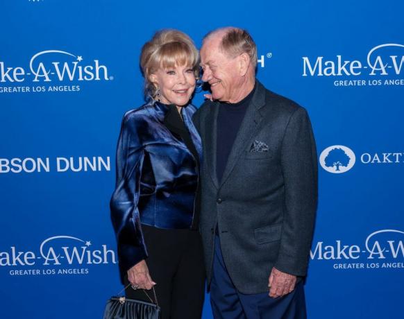 hollywood, Kalifornia november 19. l r barbara eden és jon eicholtz részt vesznek a nagyobb kívánság 2022-es las kívánságai gálán, bemutatja gibson dunn a paramount stúdióban 2022. november 19-én Hollywoodban, Kaliforniában. Fotó: Tiffany Rosegetty images for make a wish nagyobb la