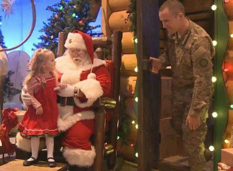 Kislány azt kéri, hogy lásd a katona apa karácsonyra, és ő jelenik meg a videó