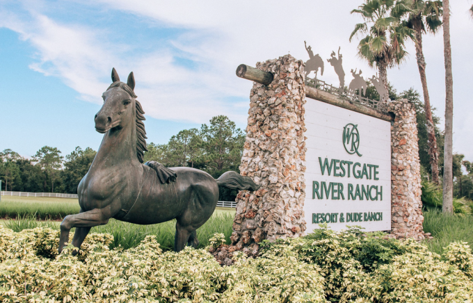 bejárat és üdvözlőtábla a westgate river ranchra