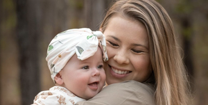 bindi irwin és babája grace átölelve