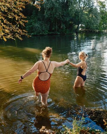 Egyesült Királyság, buckinghamshire, hurley, nők vadul úsznak a Temze folyóban
