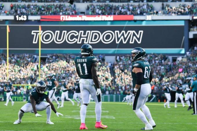 philadelphia, október 1. aj brown 11 csapattársával, Jason kelcével ünnepel a philadelphia eagles 62. játékosa, miután touchdownt szerzett a játék során második félidő a washingtoni parancsnokok ellen a lincolni pénzügyi területen 2023. október 1-én Philadelphiában, Pennsylvaniában. Fotó: Kathryn Rileygetty képeket